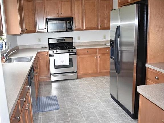 3rd image of 38 Hillside Ct S