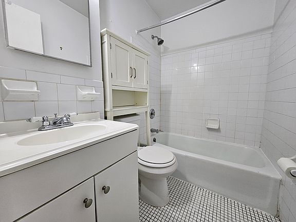 5th image of 200 E 85th St APT 2C