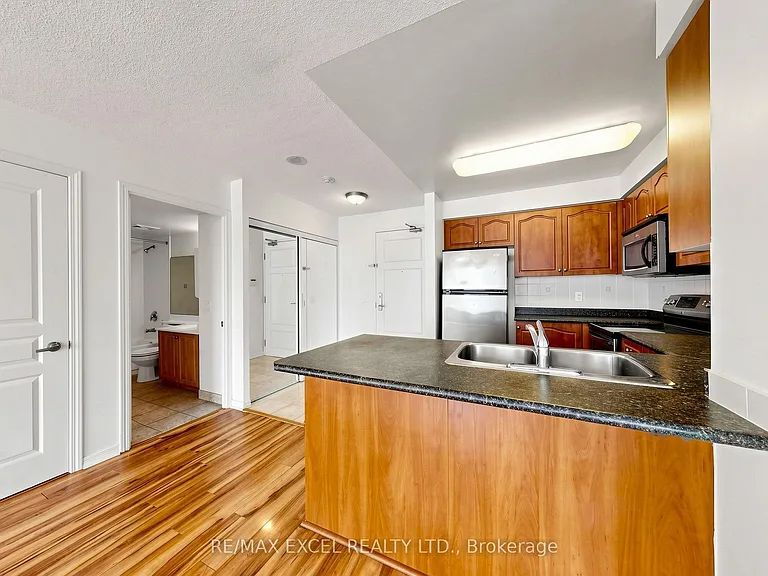 350 Red Maple Rd #508 — Photo 15