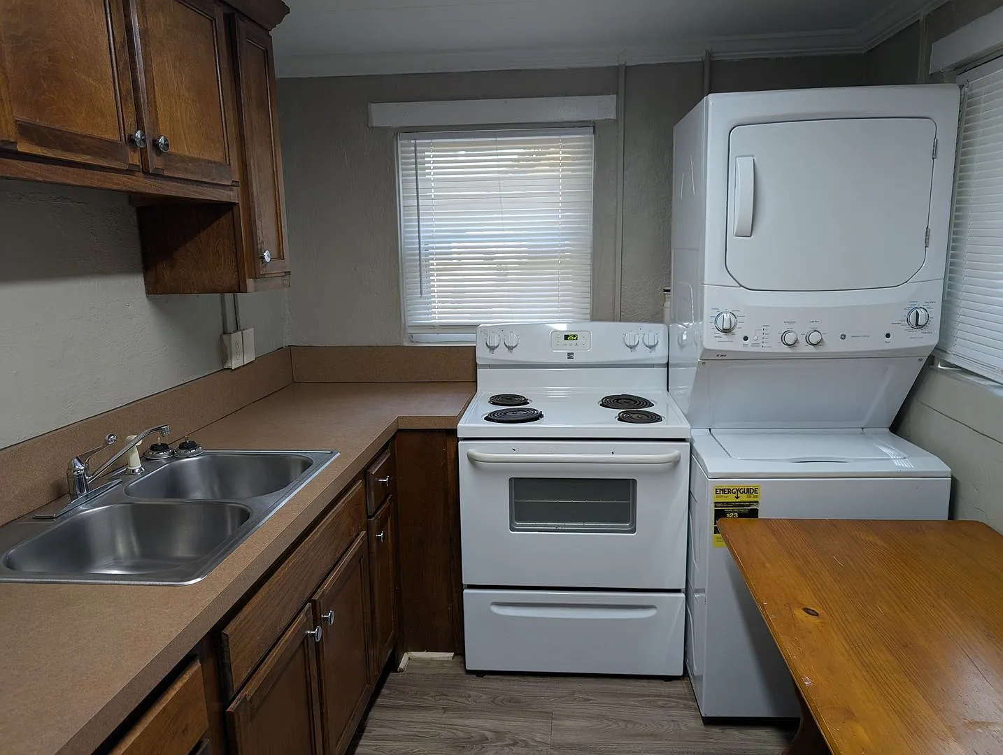 946 N. College St. — Photo 3