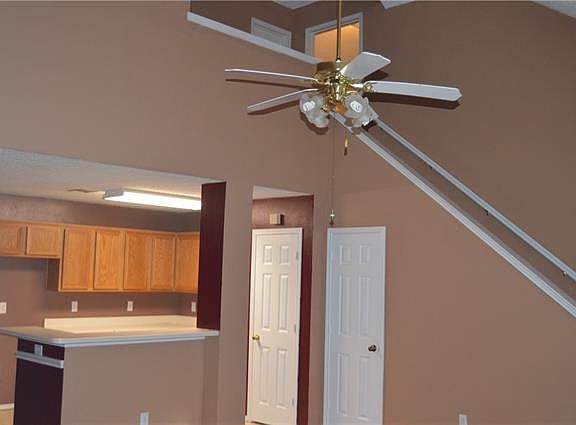 4th image of 529 Valley View Dr