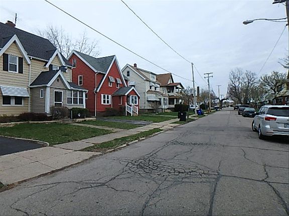 4th image of 17917 Harland Ave