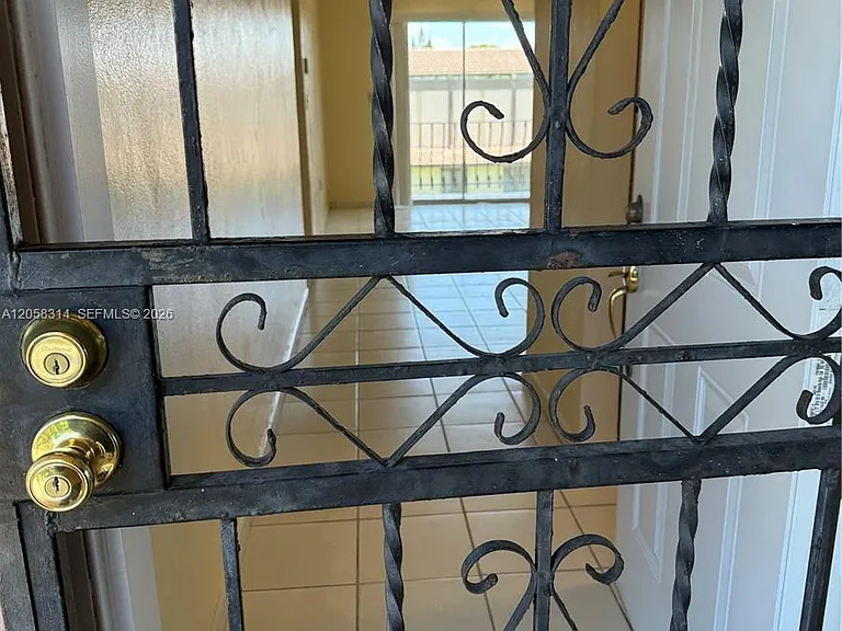 10 SW 45th Ave #33 — Photo 2