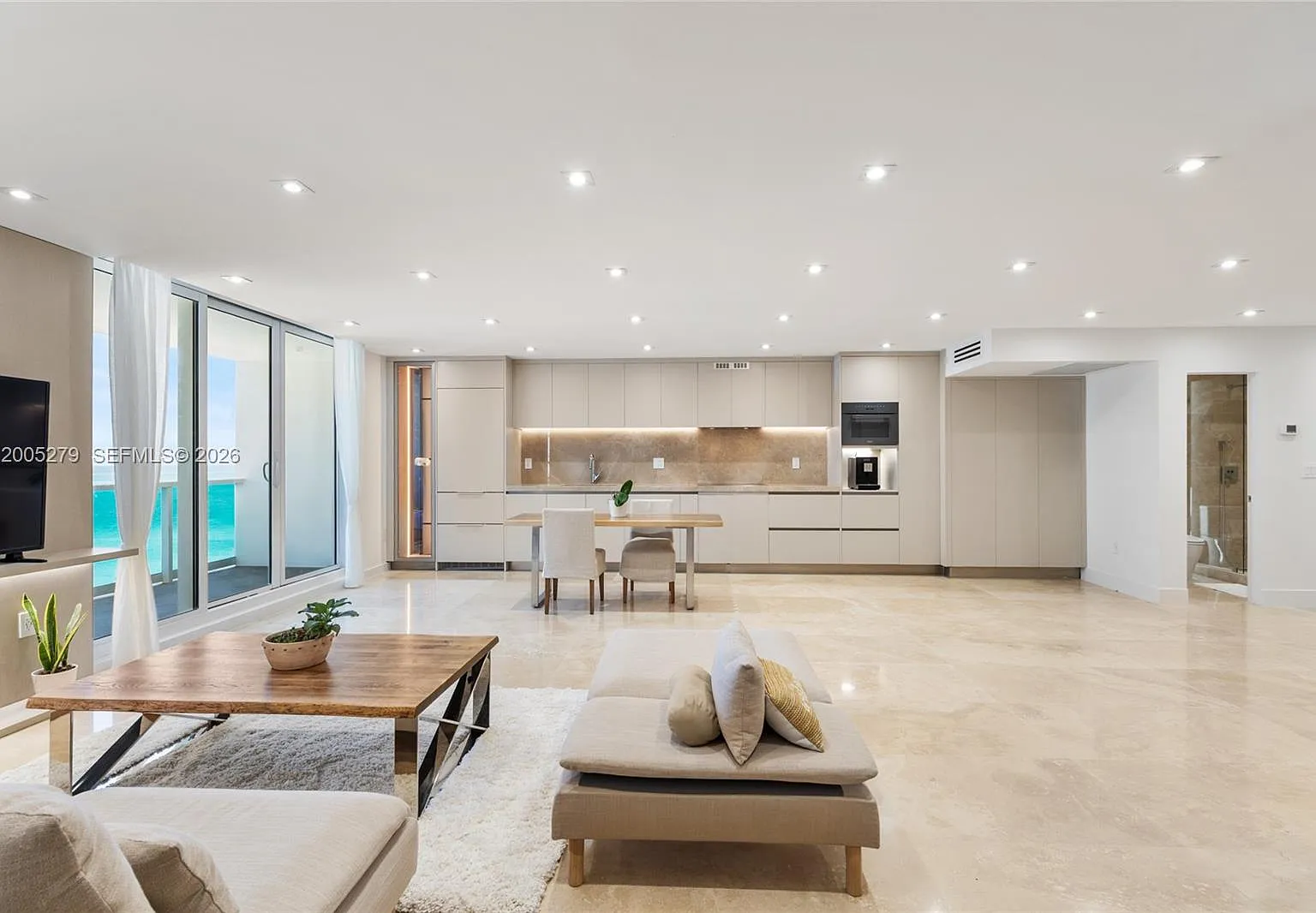 Roney Palace Condo — Photo 4