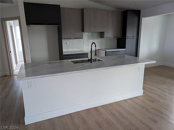 5th image of 5681 Alderwood Ave