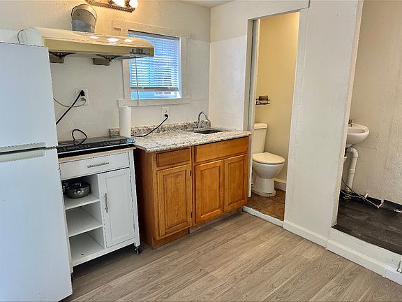 2nd image of 615 Sawyer St #2