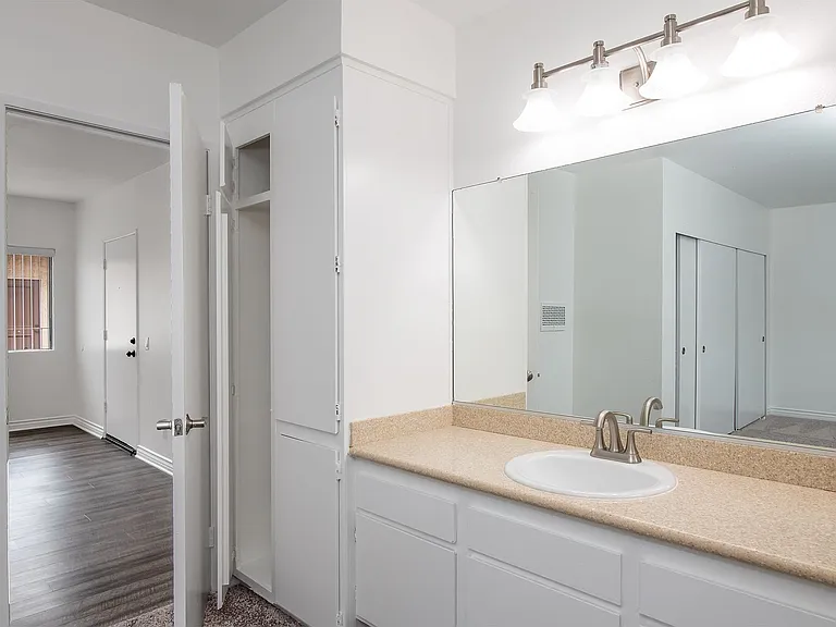 520 W. Wilson — Photo 16