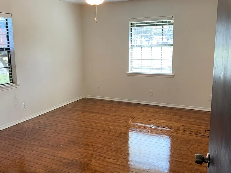 Front corner bedroom with ceiling fan.