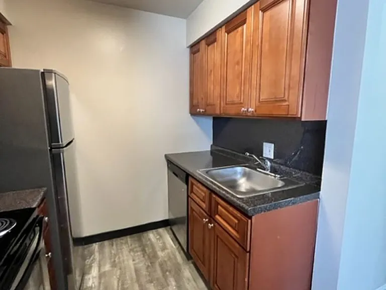 Oak Tree Apartments — Photo 12