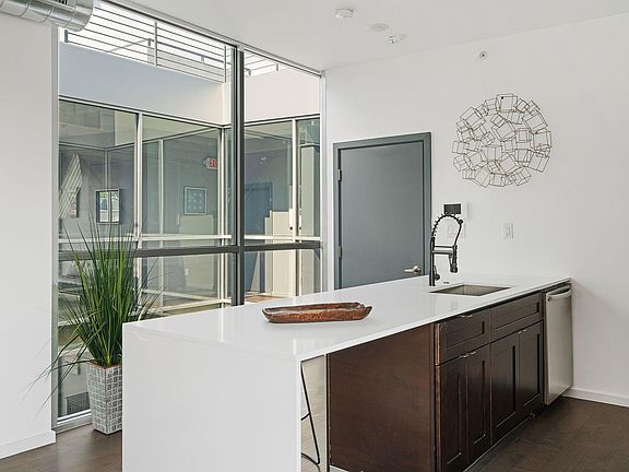 4th image of 1235 N Franklin St #14