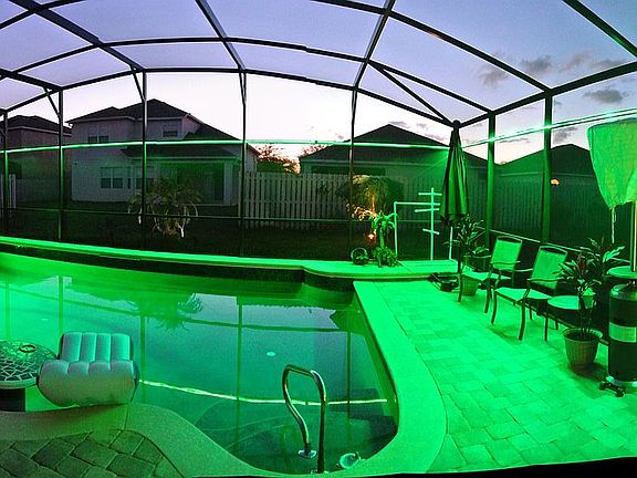 Pool w/Spa jets & lighting