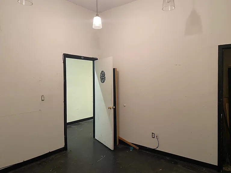 425 Schatzel St #P — Photo 17