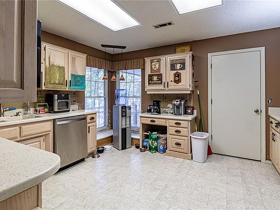 5th image of 10 Brightstone Ln