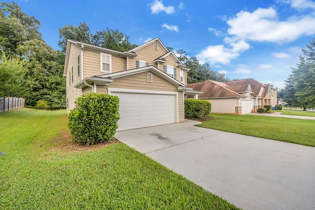 3 bed, 2.5 bath, 2532 sqft, $2,485 — Photo 3