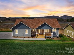 205 Maple Knoll Dr, Hendersonville, NC 28792