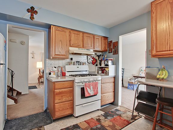 3rd image of 406 W Kingsbury Dr