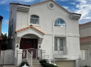 2857 Queens Courtyard Dr, Las Vegas, NV 89109