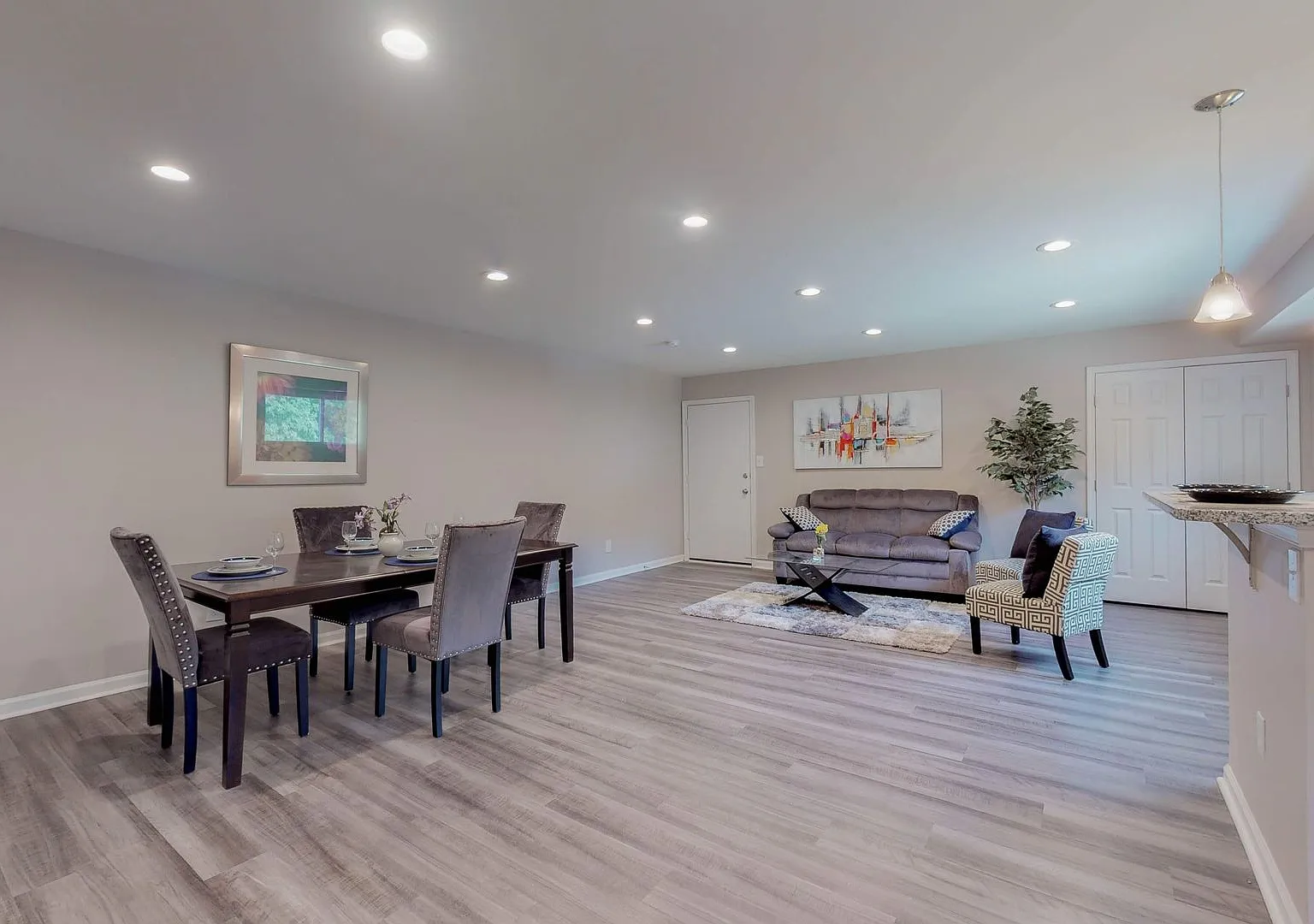 1403 Wentworth Ave — Photo 1