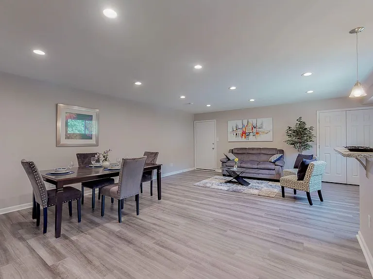 1403 Wentworth Ave — Photo 1
