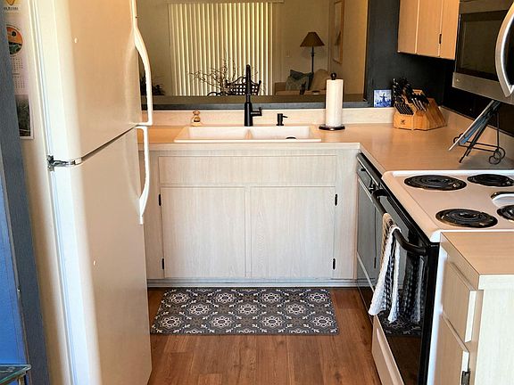 Turnkey kitchen with all the essentials. Ceiling fan/light.