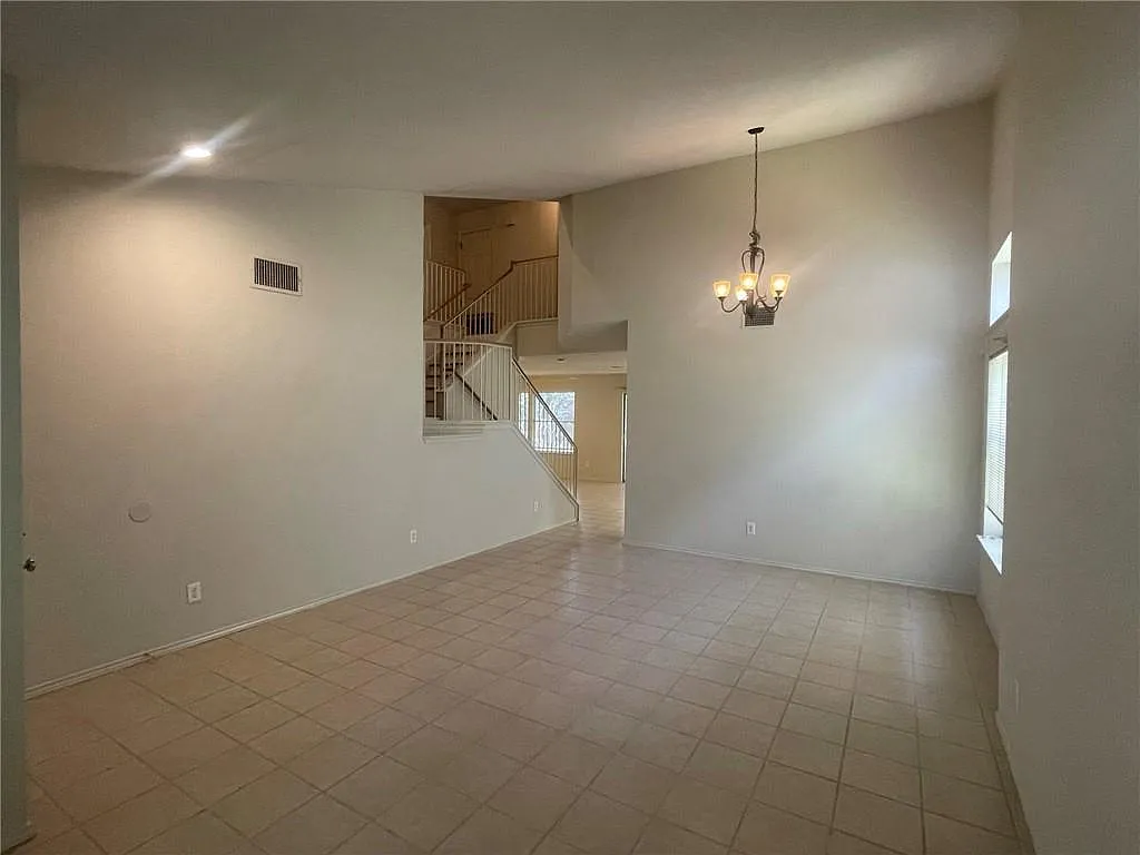4 bed, 2.5 bath, 2161 sqft, $2,095 — Photo 2
