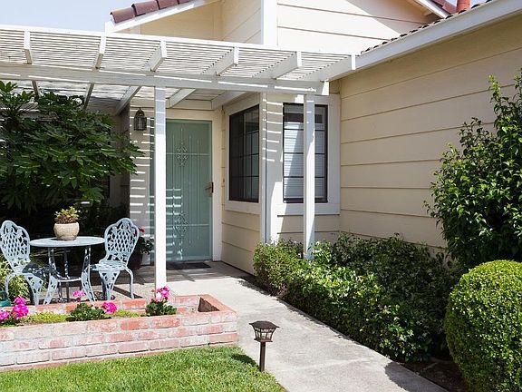 3rd image of 1089 Minoru Dr