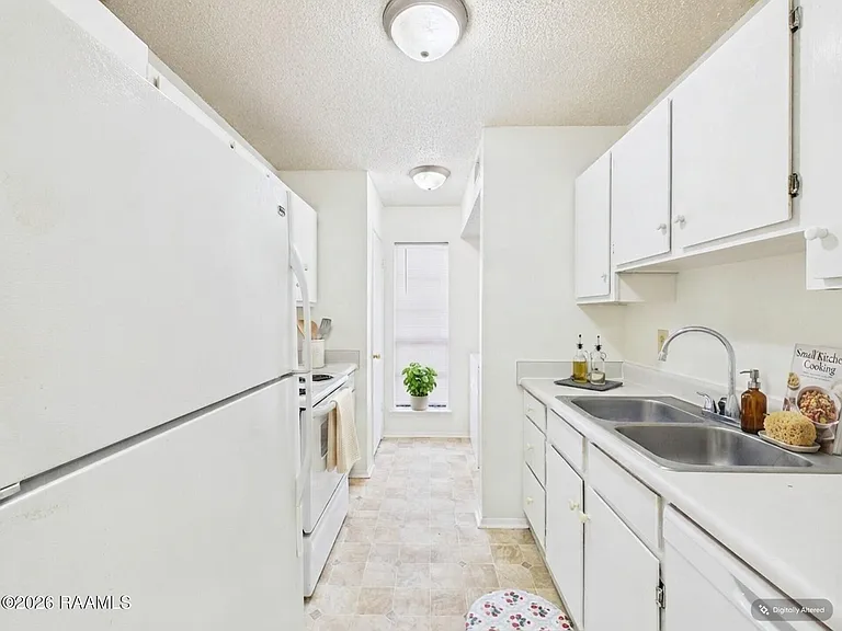 201 Buttercup Dr — Photo 2