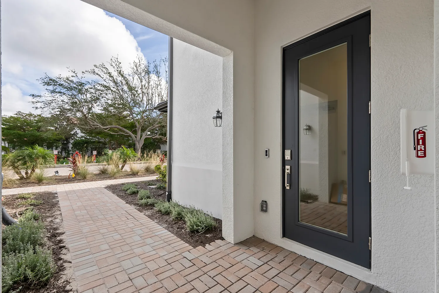 3 bed, 2376 sqft, $13,000 — Photo 2