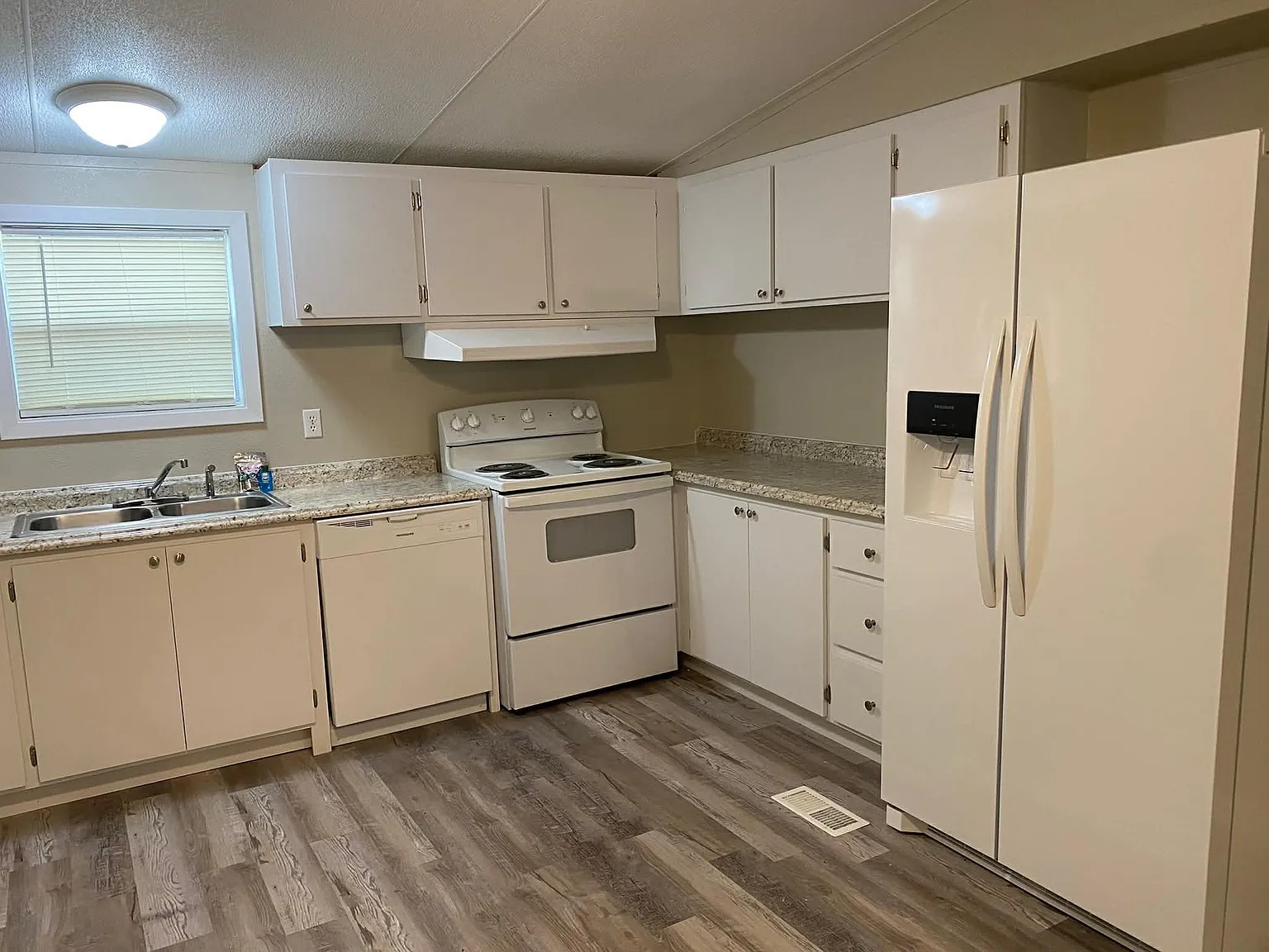 3 bed, 1120 sqft, $1,300 — Photo 2