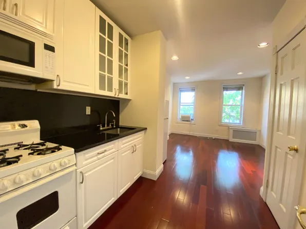 106 Charles St #W, New York, NY 10014