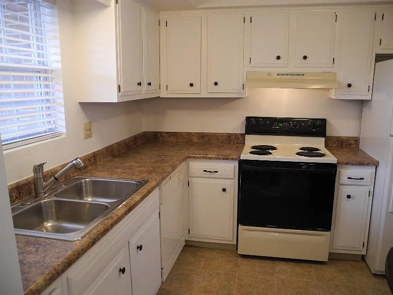 Building Photo - 606A Lake Dr