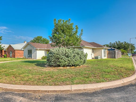 3rd image of 3202 Forest Hill Dr