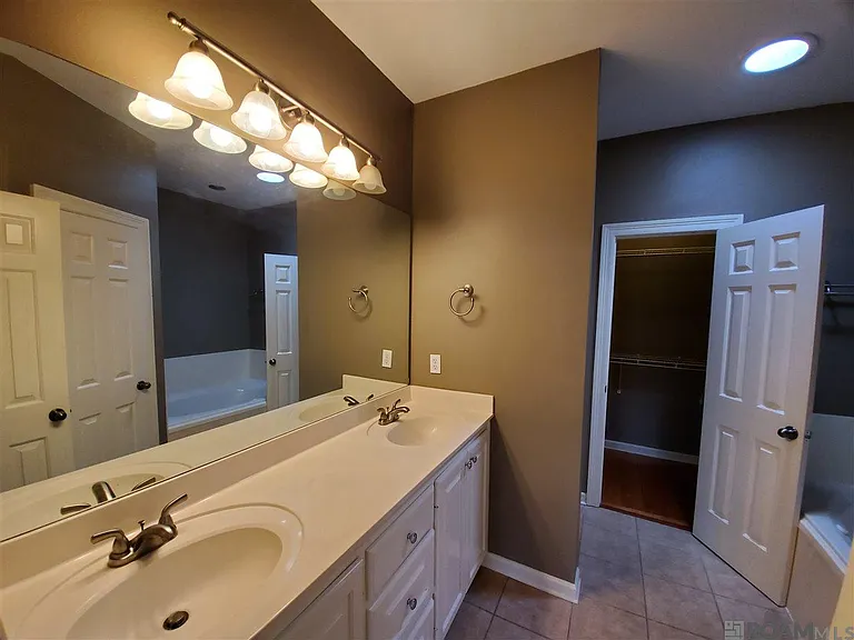 3853 Northshore Ave — Photo 9