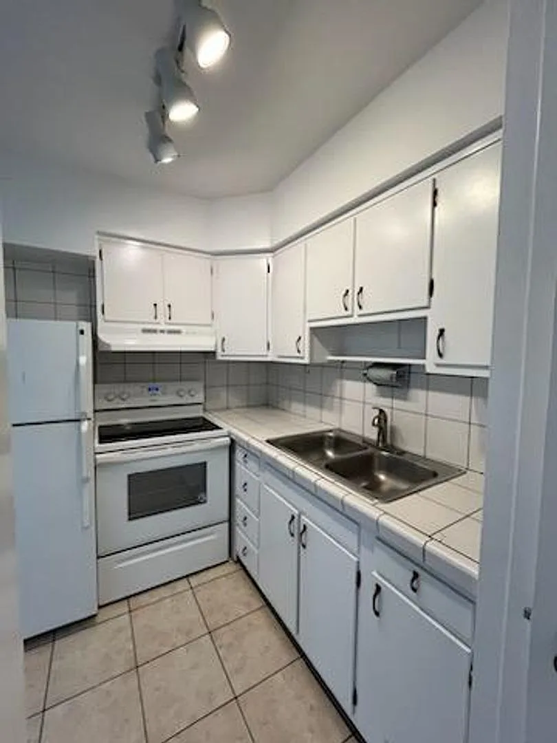 Building Photo - 150 E Lake St #4B