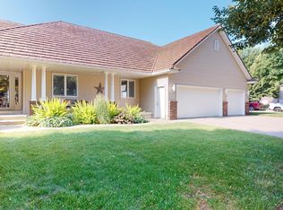1025 Briarstone Dr, Mason City, IA 50401