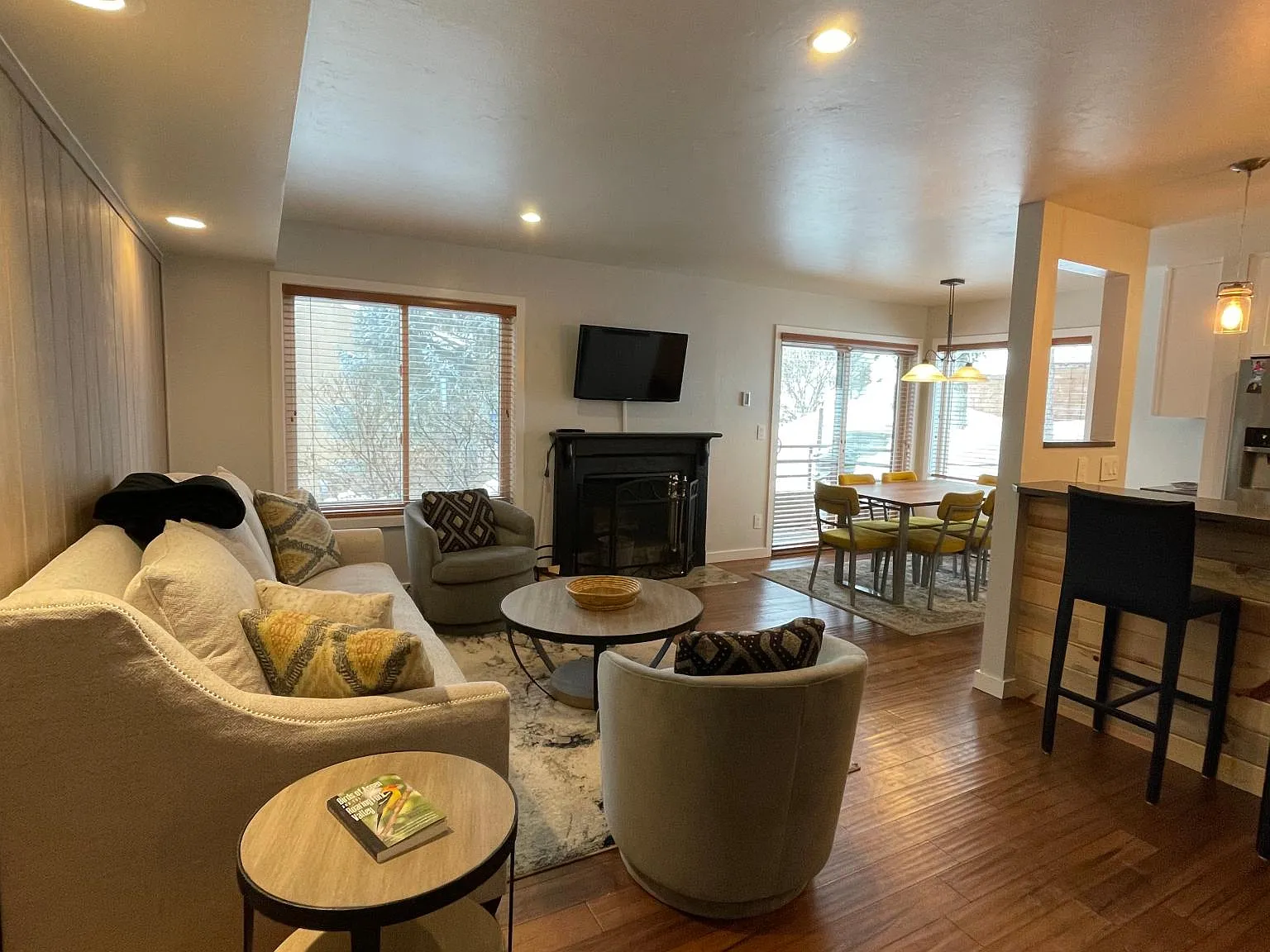 2 bed, 935 sqft, $6,500 — Photo 2