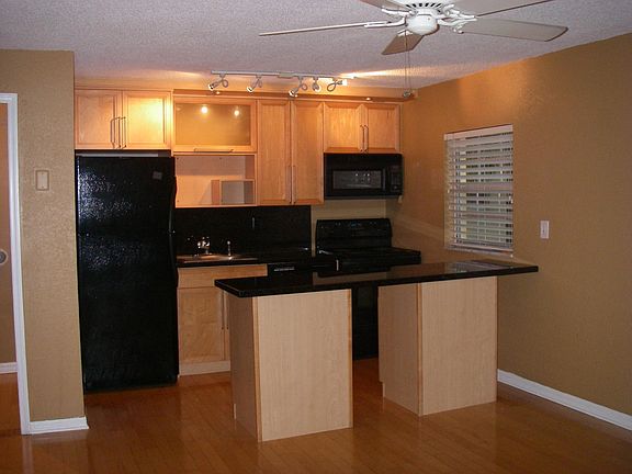 2nd image of 1521 Catherine St APT 15