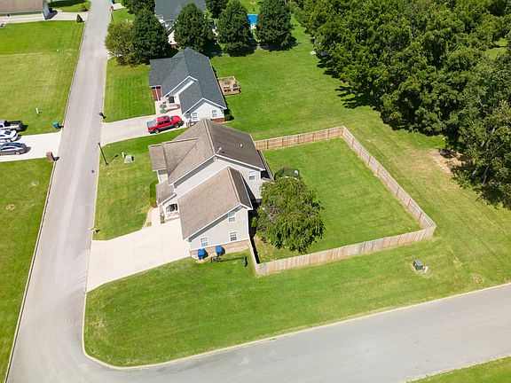 3rd image of 104 Estates Dr