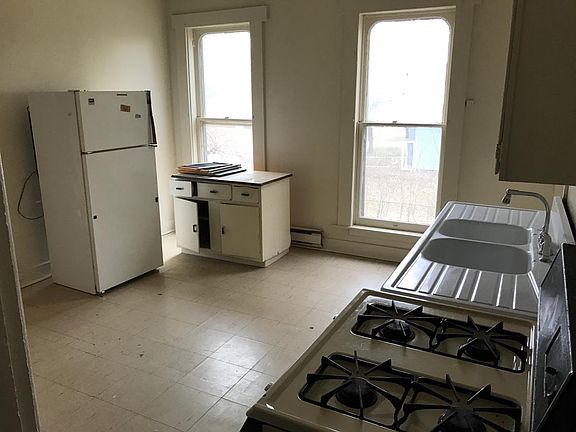 3rd image of 1025 NE Jefferson Ave APT C