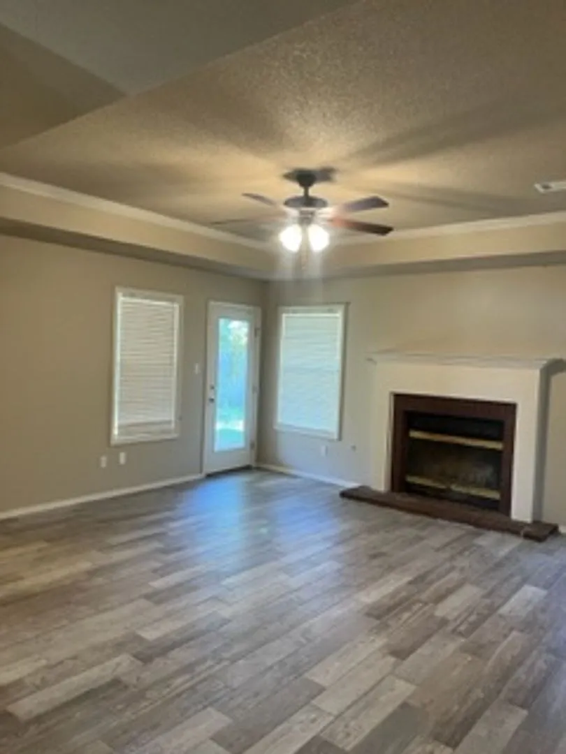 Beautiful 3 Bedroom on Remington Way/Corner Lot/New Flooring/No Carpet — Photo 4