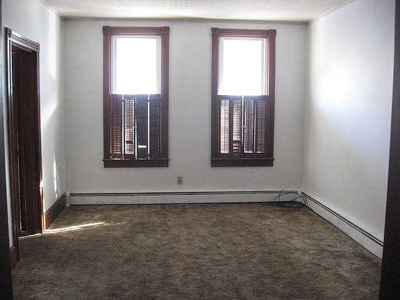 2nd image of 602 W Race St