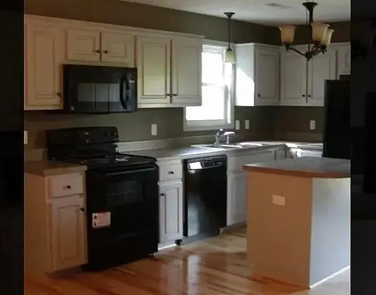 1417 Belmont Dr — Photo 2