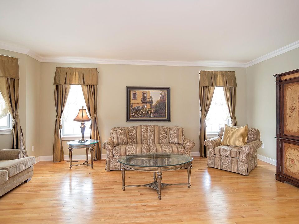 1st image of 15 Hopeview Ct