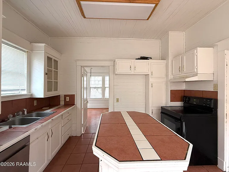 213 General Gardner Ave — Photo 7
