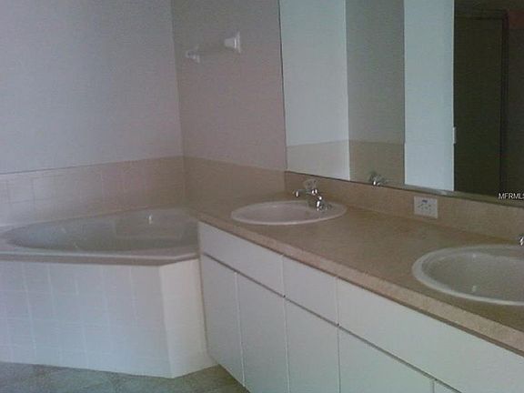 5th image of 1042 Lakeview Oaks Dr