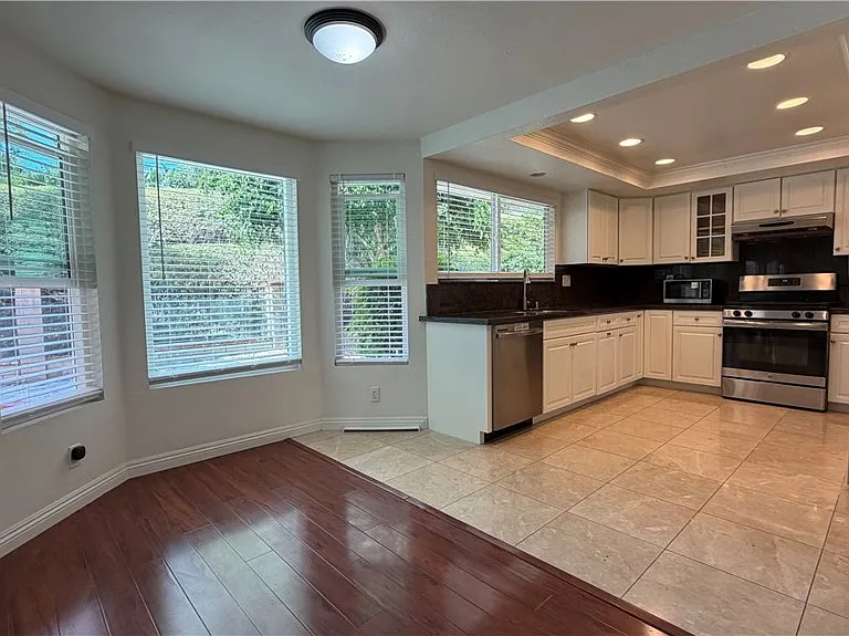 1637 Peacock Ln — Photo 9