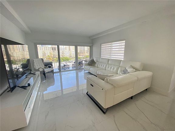 4th image of 300 Bayview Dr APT 415