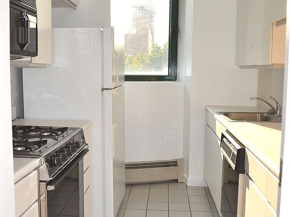 5th image of 311 Greenwich St APT 7D