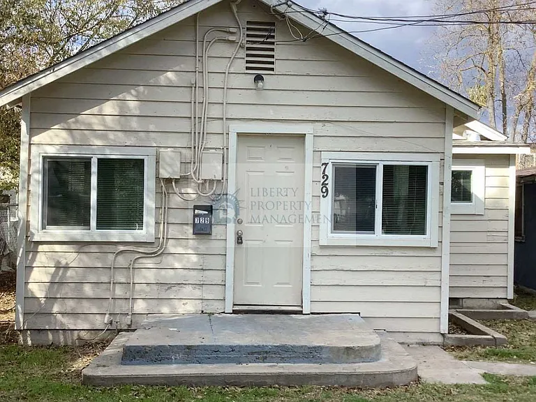 729 E Yosemite Ave — Photo 1