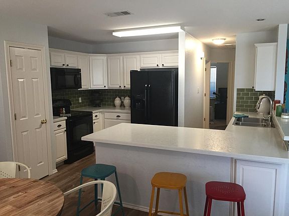 5th image of 320 Angela Dr